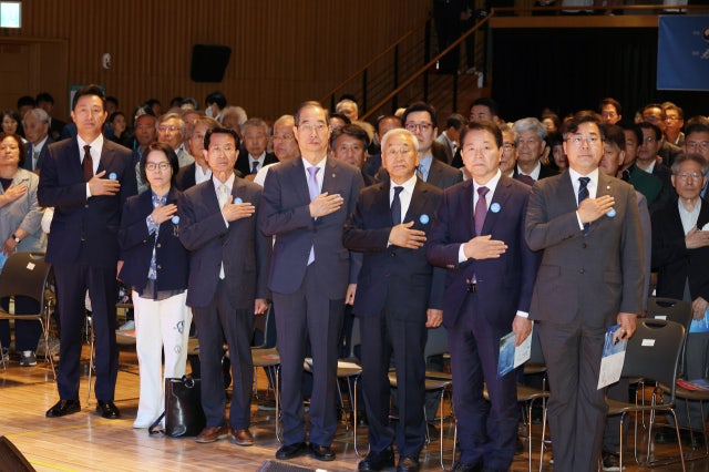 한총리 "6·10 <b>민주항쟁</b>은 <b>민주</b>주의의 역사적 전환점"
