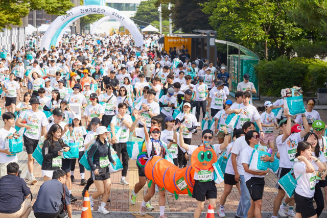 배달의민족이 9일 서울 송파구 올림픽공원에서 ‘2024 장보기오픈런’을 개최했다. 장보기오픈런은 달리기와 마라톤을 결합한 이색 러닝 이벤트다. 사진 제공=우아한형제들