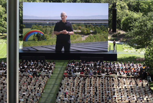 10일(현지시간) 미국 캘리포니아 쿠퍼티노에서 열린 WWDC 2024에서 팀쿡 애플 CEO가 영상을 통해 인사하고 있다. AFP연합뉴스
