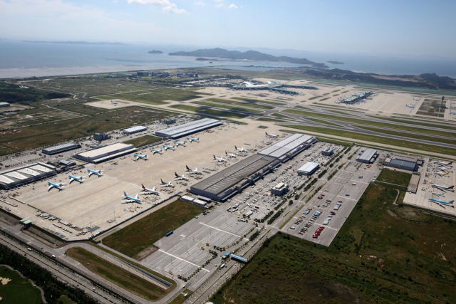 [속보] <b>인천공항</b> 1활주로 차단…착륙 <b>화물기 타이어</b> 파열