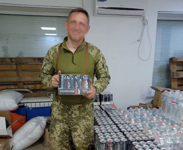 우크라이나 군인이 IDS우크라이나가 기부한 에너지 음료 '볼랴'를 들고 서 있다. IDS우크라이나 페이스북