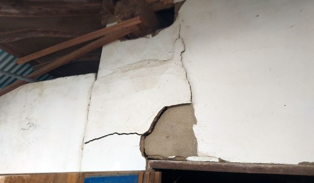 12일 오전 전북 부안군에서 발생한 4.8 규모 지진으로 보안면에 있는 한 창고 벽면이 깨져 있다. 사진 제공=전북도소방본부