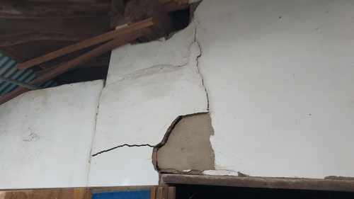 12일 오전 전북 부안군에서 발생한 4.8 규모 지진으로 보안면에 있는 한 창고 벽면이 깨져 있다. 부안=연합뉴스