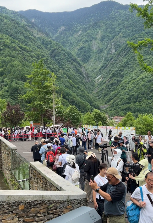 푸바오가 일반에 공개된 12일 쓰촨성 청두 워룽 선수핑기지에서 관람객들이 길게 줄을 서서 관람 순서를 기다리고 있다. 김광수특파원