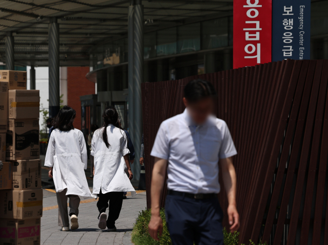 13일 서울의 한 대학병원에서 의료진이 발걸음을 옮기고 있다. 뉴스1