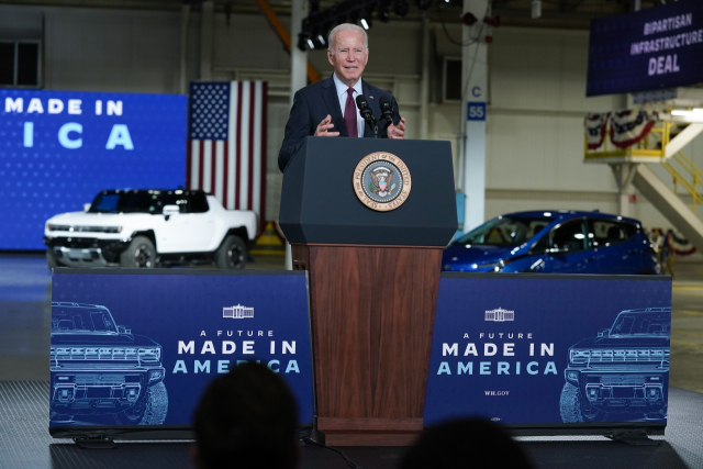 美國總統喬·拜登（Joe Biden）在通用汽車工廠發表講話。ap yonhap新聞