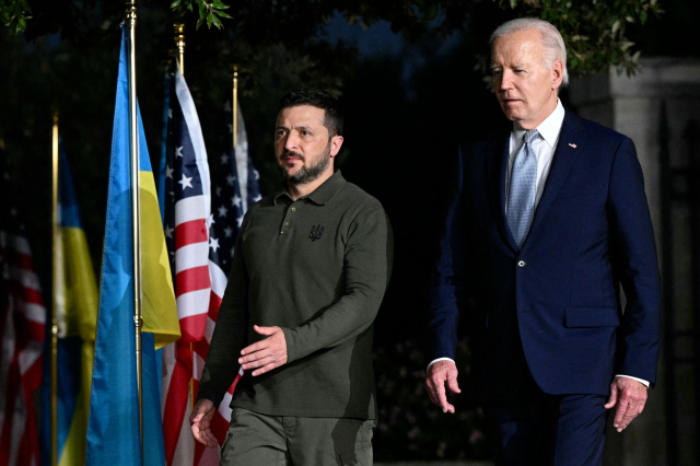 조 바이든(오른쪽) 미국 대통령과 블로디미르 젤렌스키 우크라이나 대통령이 13일(현지 시간) 이탈리아 동남부 풀리아의 보르고 에냐치아 리조트에서 개막한 주요 7개국(G7) 정상회의에서 별도로 양국의 안보 협정을 체결