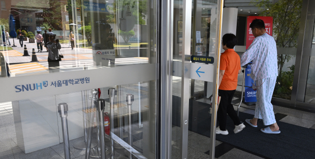 서울대병원 교수들의 무기한 휴진 돌입을 하루 앞둔 16일 서울 종로구 서울대병원에서 한 환자가 보호자와 함께 병원에 들어가고 있다. 오승현 기자