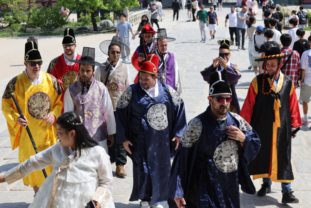 外國遊客在13日觀看了Gyeongbokgung宮