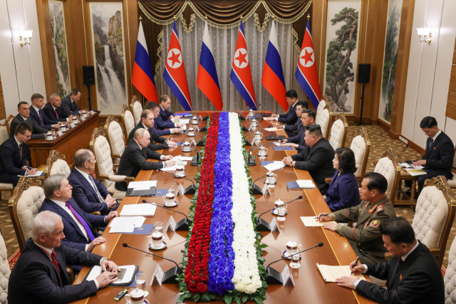 블라디미르 푸틴 러시아 대통령과 김정은 북한 국무위원장이 19일 평양 금수산 영빈관에서 확대 정상회담을 진행하고 있다. 북한은 외교·군사 분야 책임자 6명이, 러시아는 에너지·철도·교통·책임자 13명이 배석했다. A