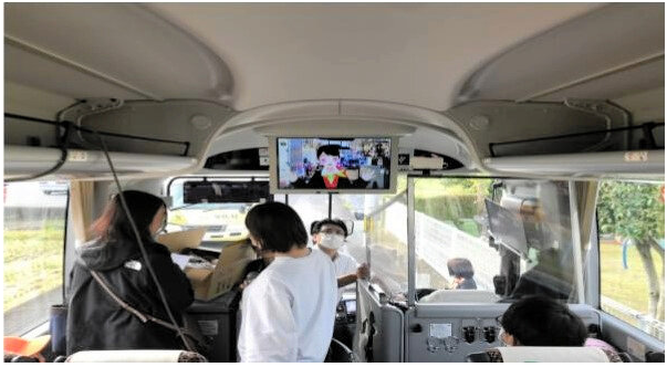 나카사카 긴테쓰 버스의 모니터에서 아바타가 관광 안내를 하고 있다. 사진 제공=긴테쓰 버스