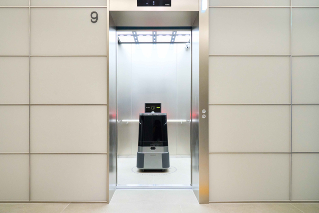 달이 딜리버리는 건물 관제시스템과 실시간 통신을 통해 엘리베이터도 쉽게 타고 오르 내릴 수 있다. 사진제공=현대차그룹