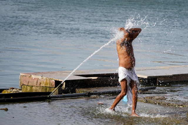 지난 16일 인도 라자스탄 주의 푸쉬카르의 성호(holy lake)에서 한 남성이 목욕을 하며 더위를 식히고 있다. 인도의 북부 지역에서는 연일 지속되고 있는 폭염으로 인해 전력 수요가 역대 최고치를 기록하는 등 수