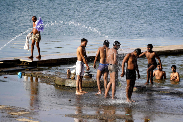 지난 16일 인도 라자스탄 주의 푸쉬카르의 성호(holy lake)에서 시민들이 목욕을 하며 더위를 식히고 있다. 인도의 북부 지역에서는 연일 지속되고 있는 폭염으로 인해 전력 수요가 역대 최고치를 기록하는 등 수도