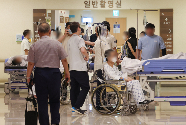 20일 오후 서울 시내 한 대형병원에서 환자들이 이동하고 있다. 연합뉴스
