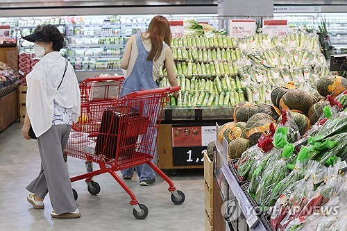서울 시내 한 마트에서 시민들이 쇼핑을 하고 있다. 연합뉴스