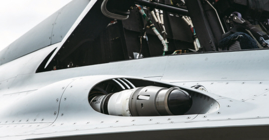 오른쪽 날개와 동체 사이에 ‘프로브 앤 드로그(Probe and Drogue)’ 방식의 공중급유 시스템을 장착한 FA-50. 사진 제공=KAI