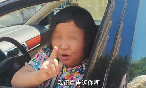 중국 베이징에서 대사관 번호판을 단 차량이 도로를 막고 불법 주차하며 교통 혼란을 일으켰다. 출처=엑스