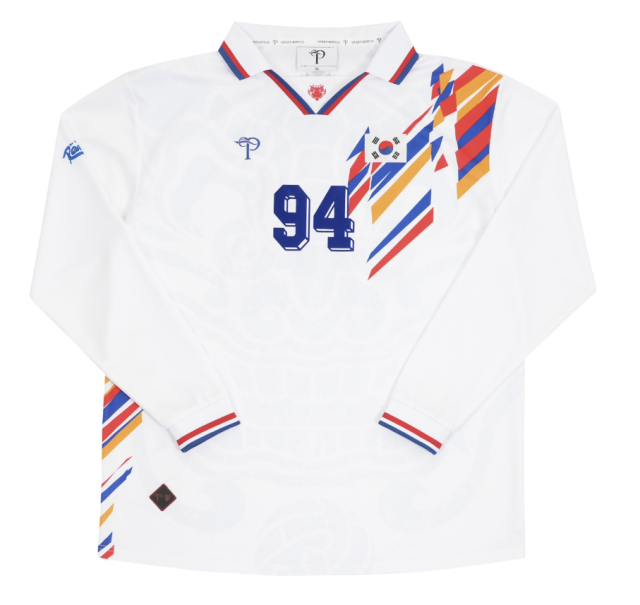 오버더피치가 1994년 한국 축구 국가대표팀 유니폼 디자인을 활용해 출시한 패션 의류. 사진 제공=오버더피치