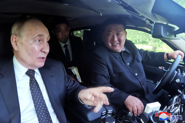 블라디미르 푸틴(왼쪽) 러시아 대통령과 김정은 북한 국무위원장이 지난 19일 평양에서 푸틴 대통령이 선물한 최고급 리무진 ‘아우르스’ 차량에 함께 탑승해 있다. 두 사람은 이 차량을 번갈아 몰며 금수산영빈관 구내를 