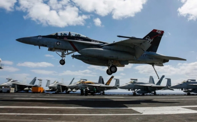 F/A-18F 슈퍼호넷 함재기가 힘차게 이하고 있다. 사진 제공=미 해군
