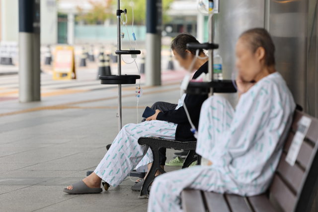 의정갈등이 장기화하는 가운데 23일 서울 시내의 한 대학병원에서 입원환자들이 휴식을 취하고 있다. 연합뉴스