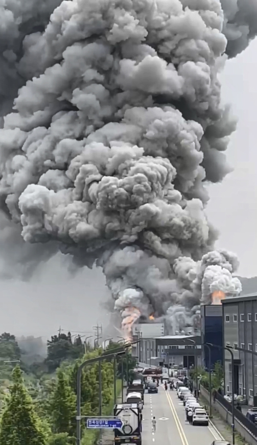 24일 오전 경기 화성시 서신면의 일차전지 제조 업체인 아리셀 공장에서 불이 나 소방 당국이 진화에 나섰다. 사진은 연기가 치솟는 공장 건물. 뉴스1