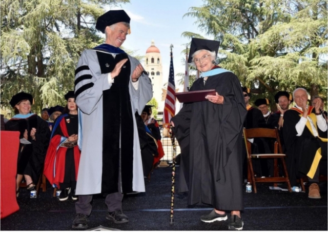 미국 스탠퍼드대학 교육학 석사 졸업장을 받은 버지니아 히슬롭(오른쪽)에게 대니얼 슈워츠 교육대학원 학장이 박수를 치고 있다. 스탠퍼드대학 인스타그램