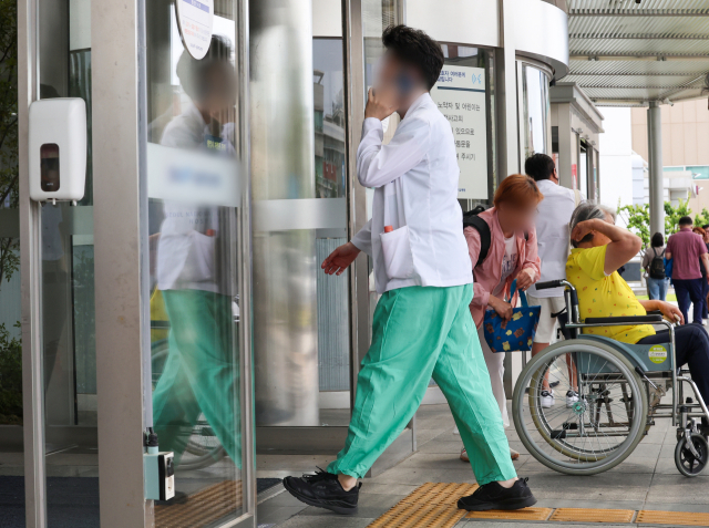 의료 관계자가 25일 서울의 한 대형 병원으로 들어가고 있다. 연합뉴스