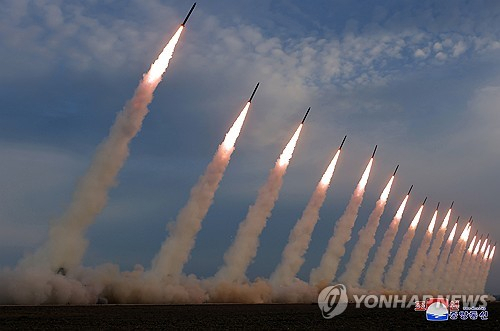 북한 조선중앙통신은 김정은 국무위원장 지도하에 지난 30일 초대형 방사포를 동원한 '위력시위사격'을 진행했다고 지난 달 31일 밝혔다. 연합뉴스