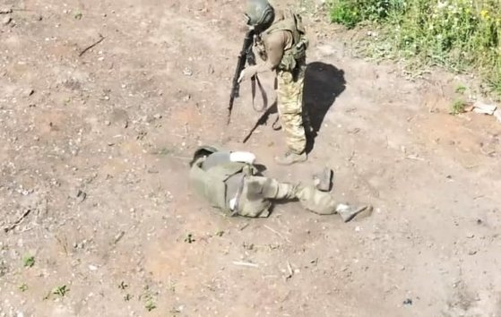 한 러시아 군인이 드론의 공격을 받아 다친 동료를 총으로 사살하는 모습. SNS 캡처