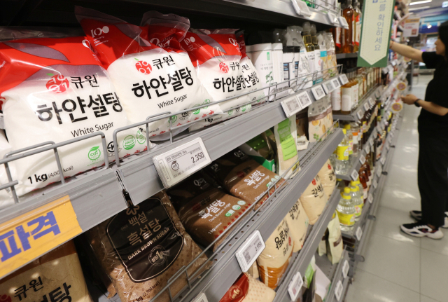 대형 마트 진열대에 설탕이 놓여있다. 연합뉴스
