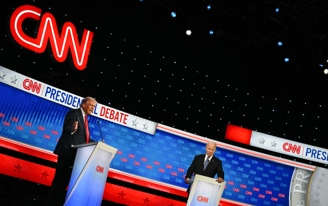 27일(현지시간) 목요일 애틀랜타에서 CNN이 주최한 대선 토론회 도중 조 바이든 대통령(오른쪽)과 공화당 대선 후보 도널드 트럼프(전 대통령)이 발언하고 있다. AFP연합뉴스