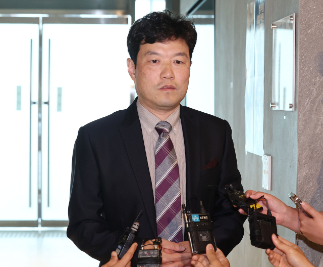최창민 전국의과대학교수 비대위원장이 29일 오후 서울 용산구 대한의사협회 회관에서 열린 '올바른 의료를 위한 특별위원회'(올특위) 2차 회의에 참석하며 취재진 질문에 답하고 있다.연합뉴스