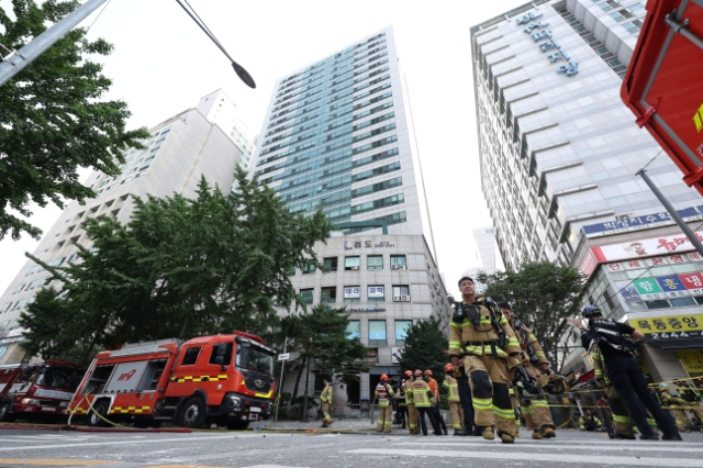 6월 19일 오전 8시쯤 서울 양천구 목동에 있는 23층짜리 아파트 지하 주차장에서 화재가 발생해 소방당국이 진화 작업에 나섰다. 연합뉴스
