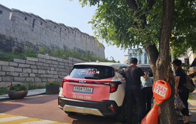 지난 28일 동대문역 어르신 돌봄카 승하차지점에서 승객들이 탑승 차례를 기다리고 있다. 윤지영 기자