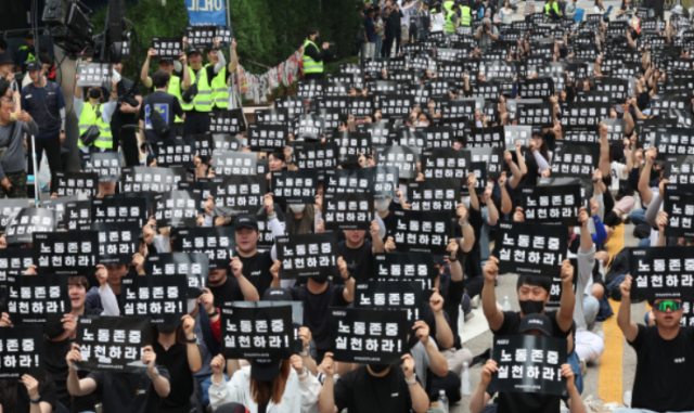 삼성전자 노조가 5월 24일 서울 서초사옥 앞에서 검은색 피켓을 들고 구호를 외치고 있다. 뉴스1