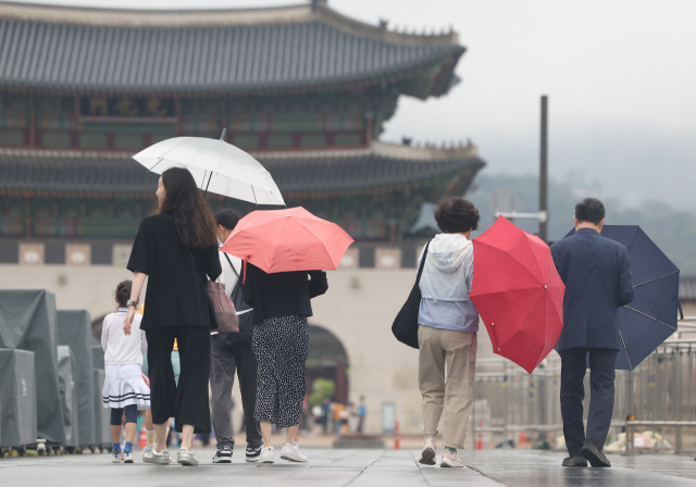 = 장마 영향으로 비가 내린 지난달 30일 오전 서울 종로구 광화문광장 일대에서 시민들이 우산을 쓰고 이동하고 있다. 연합뉴스
