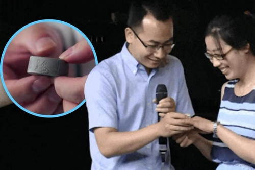야오궈유씨가 콘크리트 반지를 선물하고 있는 모습. 홍콩 사우스차이나모닝포스트 보도 화면 캡처