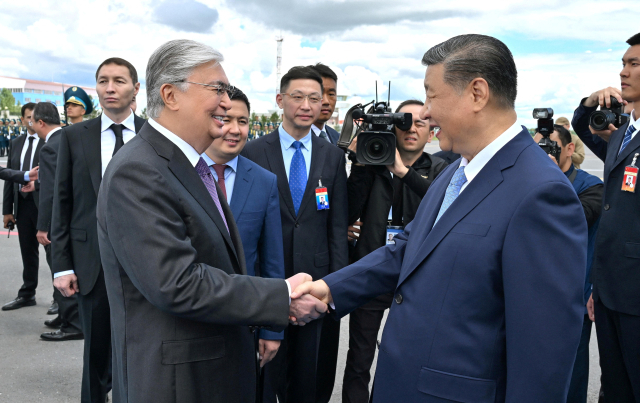시진핑(오른쪽) 중국 국가주석이 2일(현지시간) 카자흐스탄 아스타나 공항에서 카심 조마르트 토카예프 카자흐스탄 대통령의 환영을 받고 있다. 로이터연합뉴스
