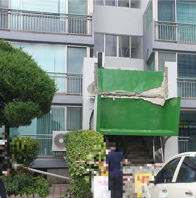 경기 용인시 수지구 한 아파트 공동현관 지붕 붕괴 사진(보배드림 캡쳐)/뉴스1