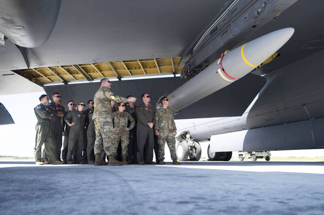 미군 장병들이 전략폭격기 B-52H 날개 밑에 장착된 극초음속 미사일 ‘애로’를 살펴보고 있다. 사진 제공=미 공군