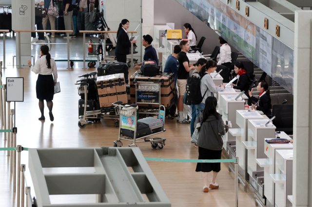 인천국제공항 제1여객터미널에서 출국하려는 이용객들이 탑승수속을 하고 있다. 연합뉴스