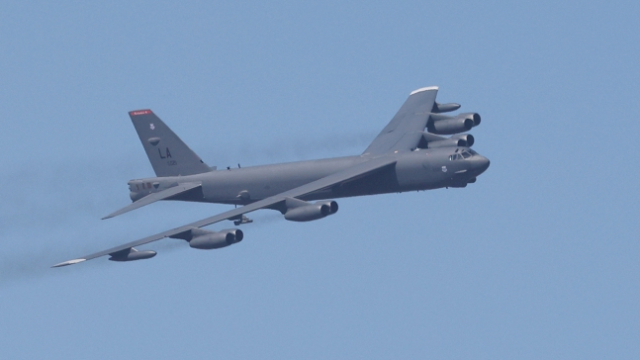서울공항 상공을 비행하는 B-52 전략폭격기. 연합뉴스