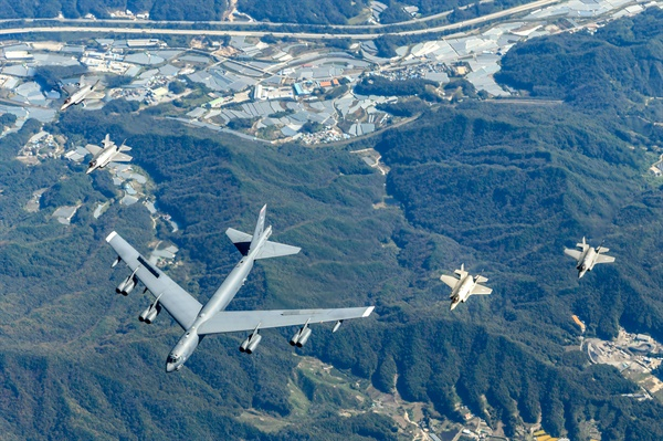 미 공군 B-52H 전략폭격기와 한국 공군의 F-35A 전투기들이 한반도 상공에서 한미 연합공중훈련을 실시하고 있다. 사진 제공=공군