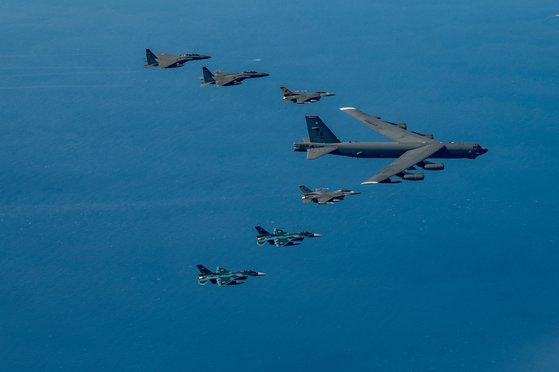 미 공군 전략폭격기 B-52H ‘스트래토포트리스’와 한미일 전투기가 한일 방공식별구역 중첩 상공에서 연합공중훈련을 실시하고 있다. 위쪽부터 한국 공군 F-15K 2대, 미 공군 F-16, B-52H, F-16, 일본
