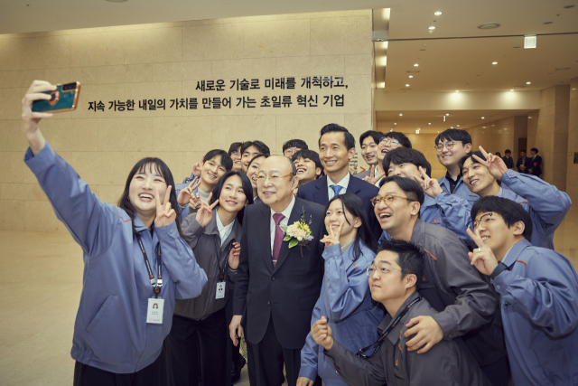 김승연 한화 회장과 김동관 부회장이 한화에어로 대전 R&D 캠퍼스에서 직원들과 단체사진을 찍고 있다. 사진제공=한화