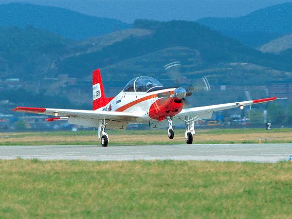 최초의 국내 개발 항공기 KT-1 웅비. 사진 제공=국방일보