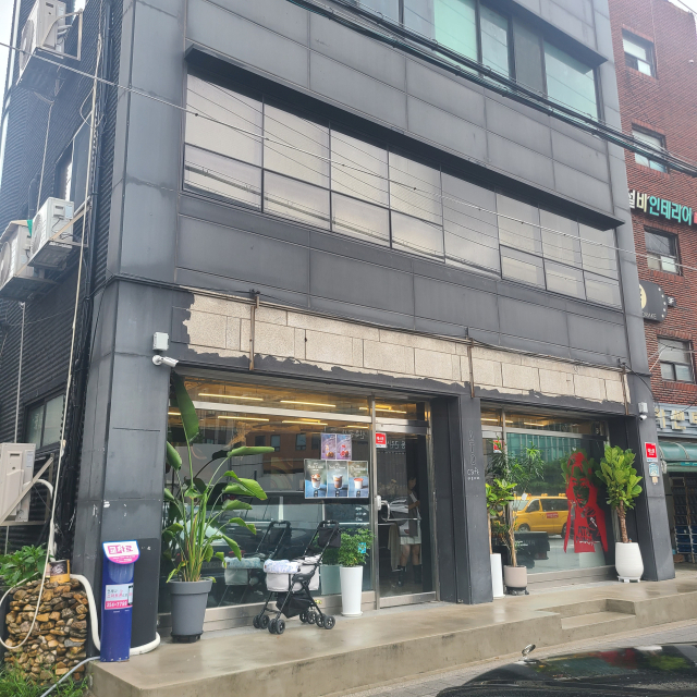 8일 서울 용산구 한남3구역에 위치한 힌지엔터테인먼트 건물 1층에서 올 4월 개업한 카페가 영업을 하고 있다. 김연하기자