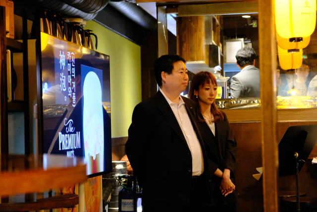 지난 8일 서울 강남구의 선술집 ‘야사이마끼 쿠이신보’에서 가와사키 신고(왼쪽) 산토리 맥주 개발 및 생산 COO가 간판 제품 ‘프리미엄 몰츠’의 개발 과정을 설명하고 있다. 황동건 기자